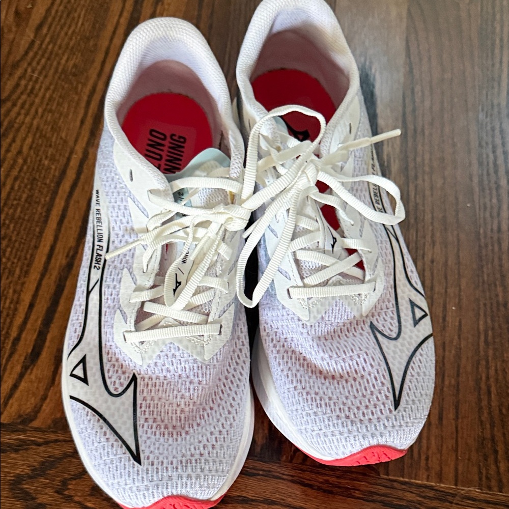 Mizuno White Running Sneakers with Black Logo and Pink Insoles